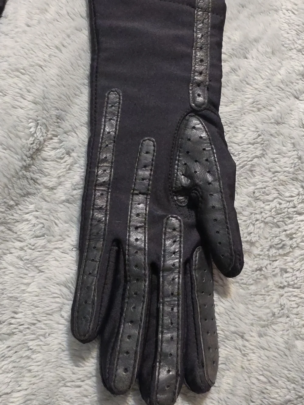 ISOTONER BLACK GLOVES, One Size, Vintage  Stretchy With Nice Warm Soft Liner EUC - Picture 2 of 7